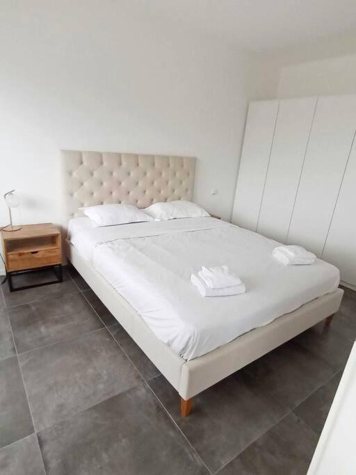 Charming 1 Bedroom Flat W Terrace&parking-67b Appartement *